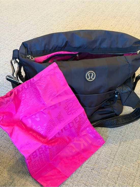 lululemon athletica Handbags - Lululemon Triumphant Black Tote Shoulder Bag with Bright Pink Liner